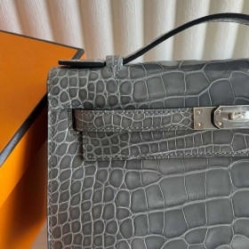 Hermes Kelly Pochette Handmade Bag in Girs Ciment Shiny Alligator Leather
